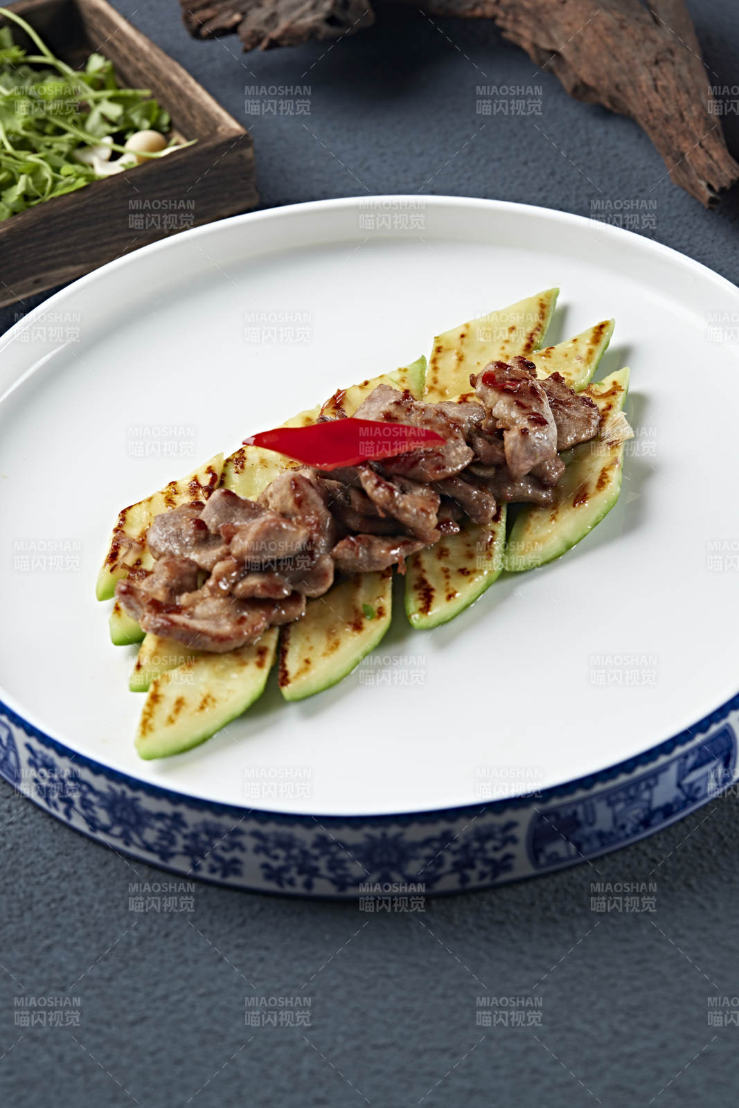 炭烤牛脊肉配烤西葫蘆