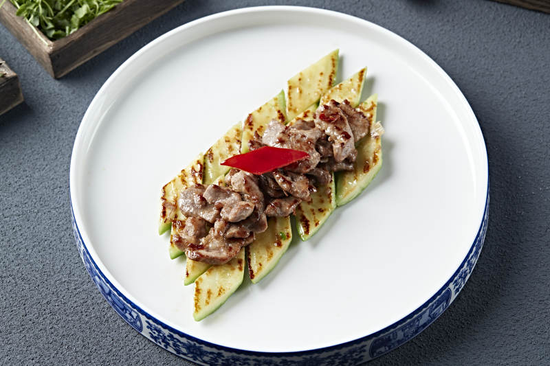 炭烤牛脊肉配烤西葫芦