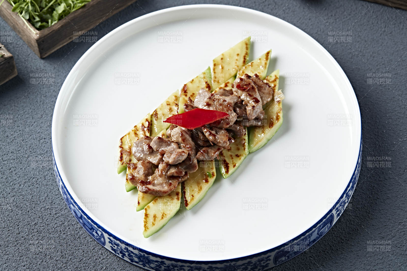 炭烤牛脊肉配烤西葫蘆