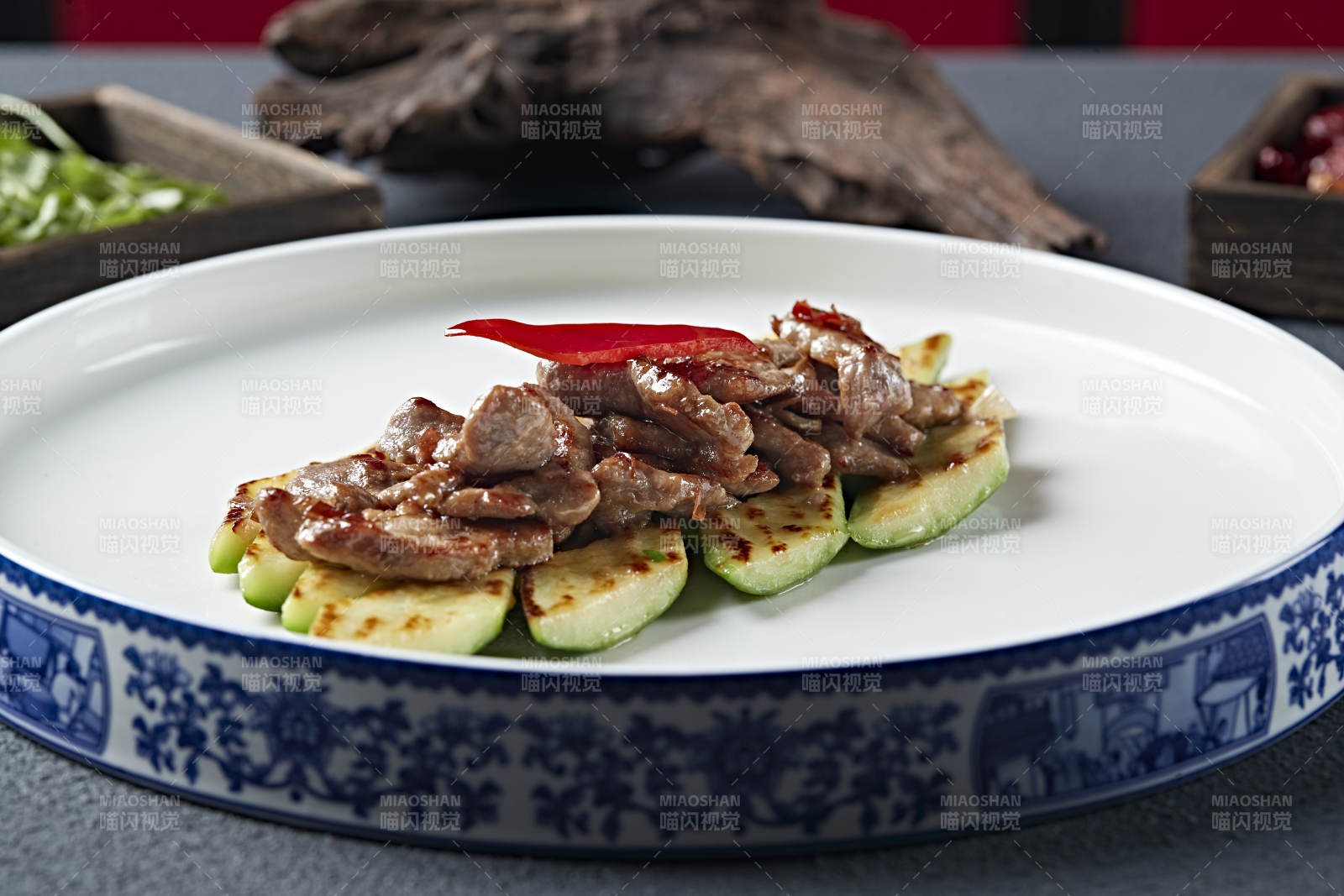 炭烤牛脊肉配烤西葫蘆