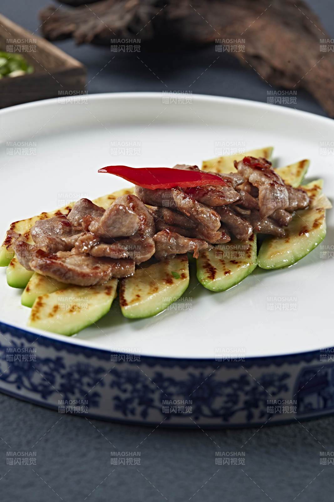 炭烤牛脊肉配烤西葫蘆