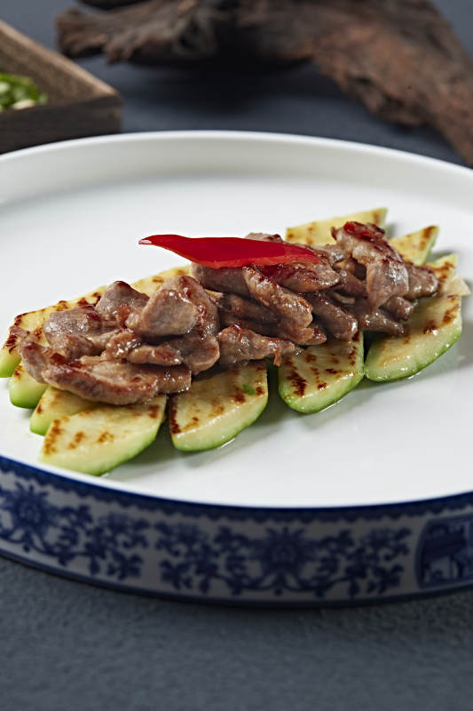 炭烤牛脊肉配烤西葫芦