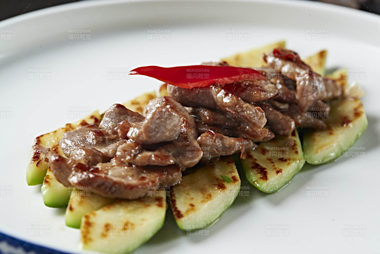 炭烤牛脊肉配烤西葫蘆