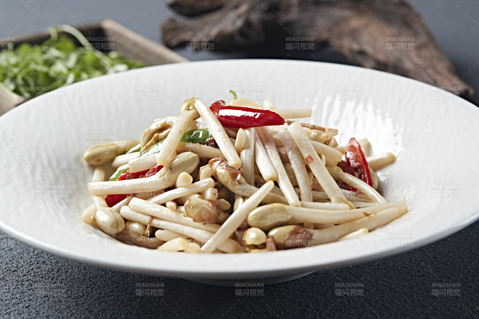 彩椒素炒花生芽