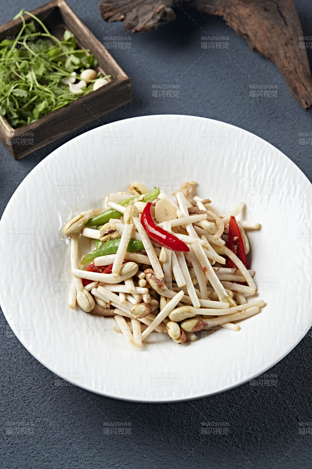 彩椒素炒花生芽