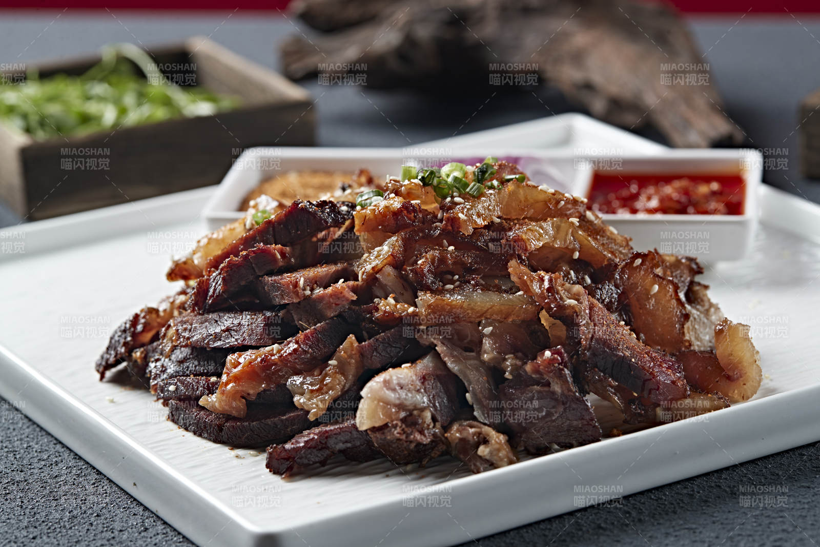 蘸酱切片炭烤牛窝骨