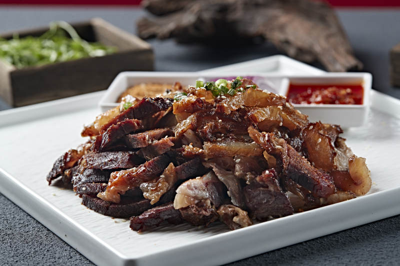 蘸酱切片炭烤牛窝骨