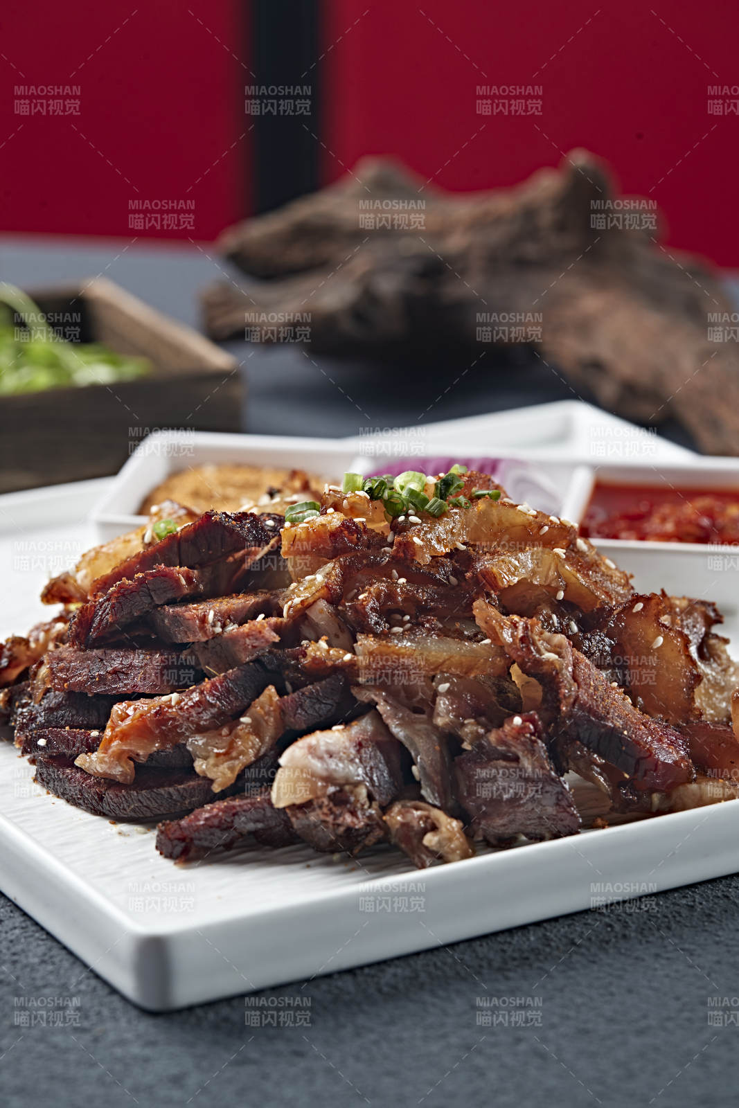 蘸酱切片炭烤牛窝骨