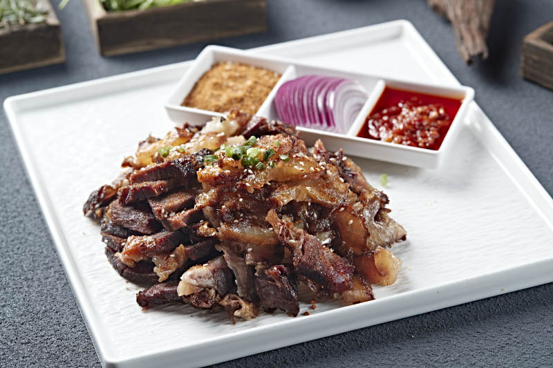 蘸酱切片炭烤牛窝骨
