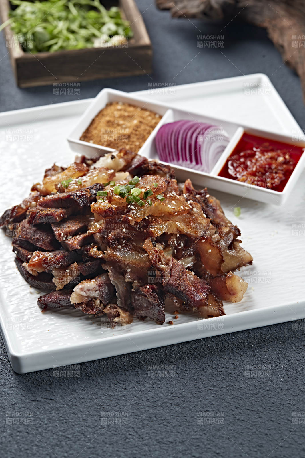 蘸酱切片炭烤牛窝骨