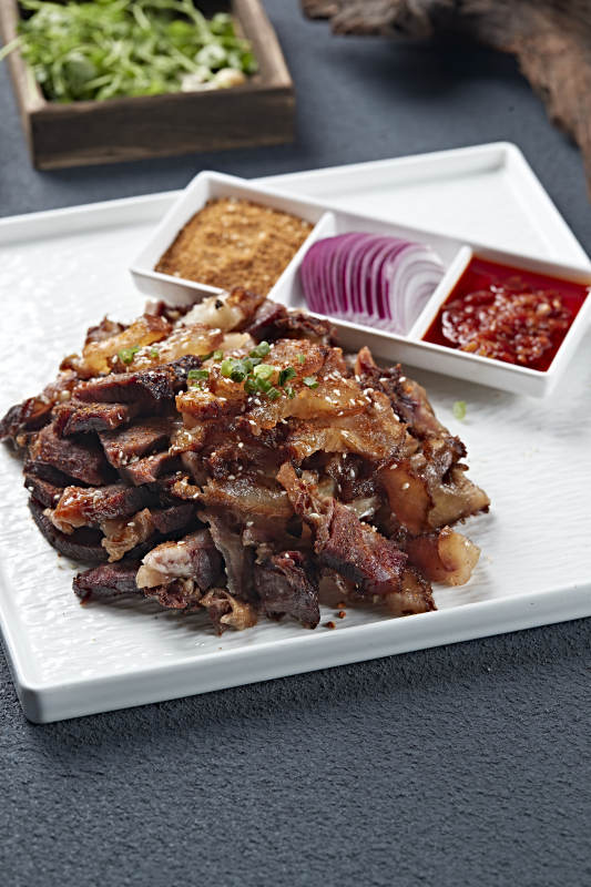 蘸酱切片炭烤牛窝骨