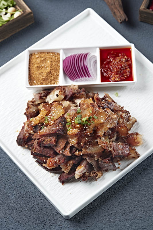 蘸酱切片炭烤牛窝骨