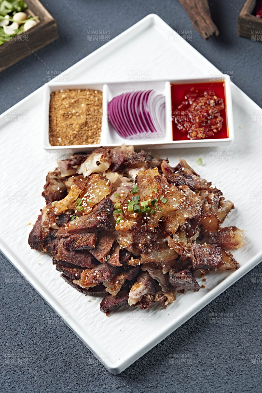 蘸酱切片炭烤牛窝骨