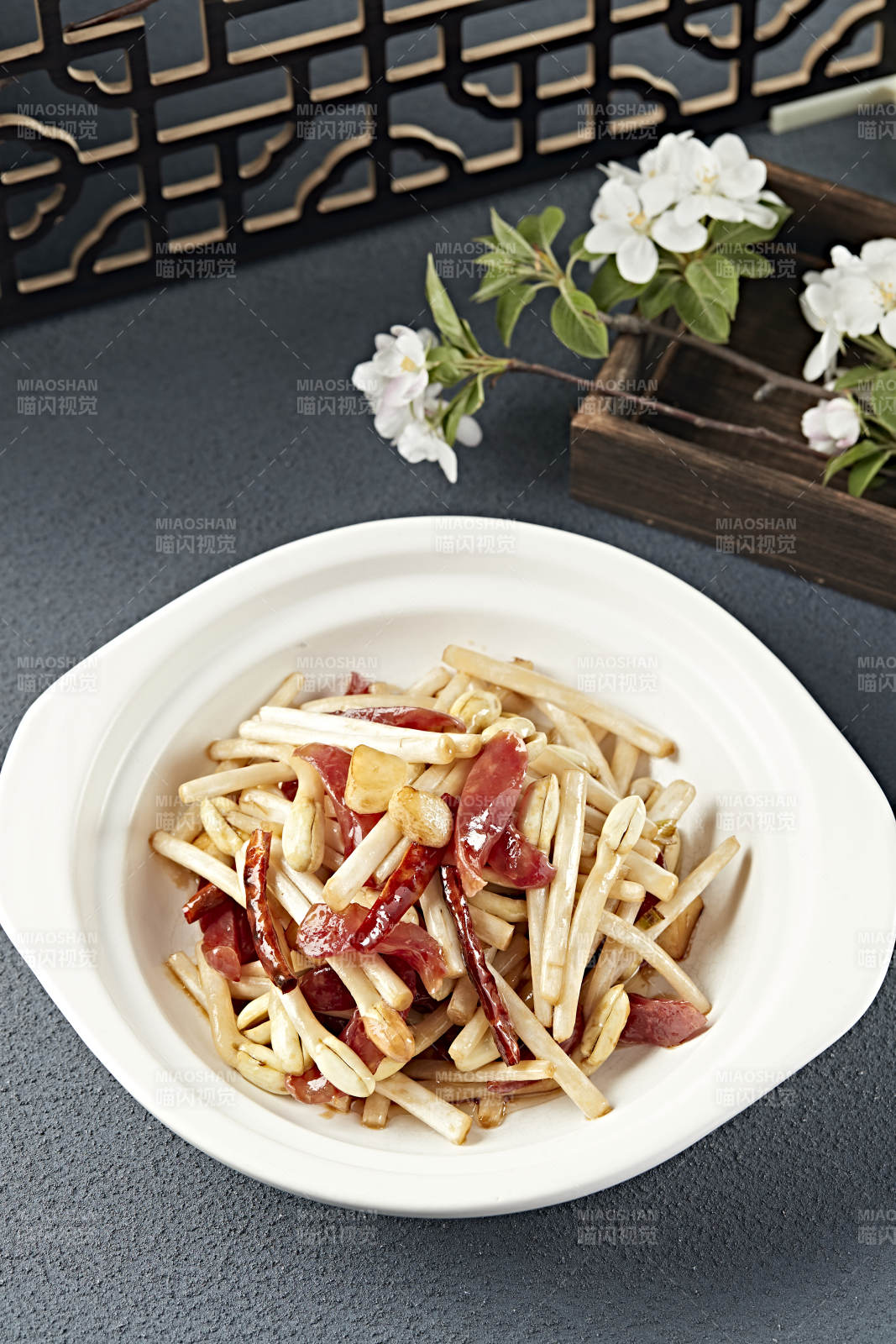 砂锅烧蒜子花生芽港式香肠片