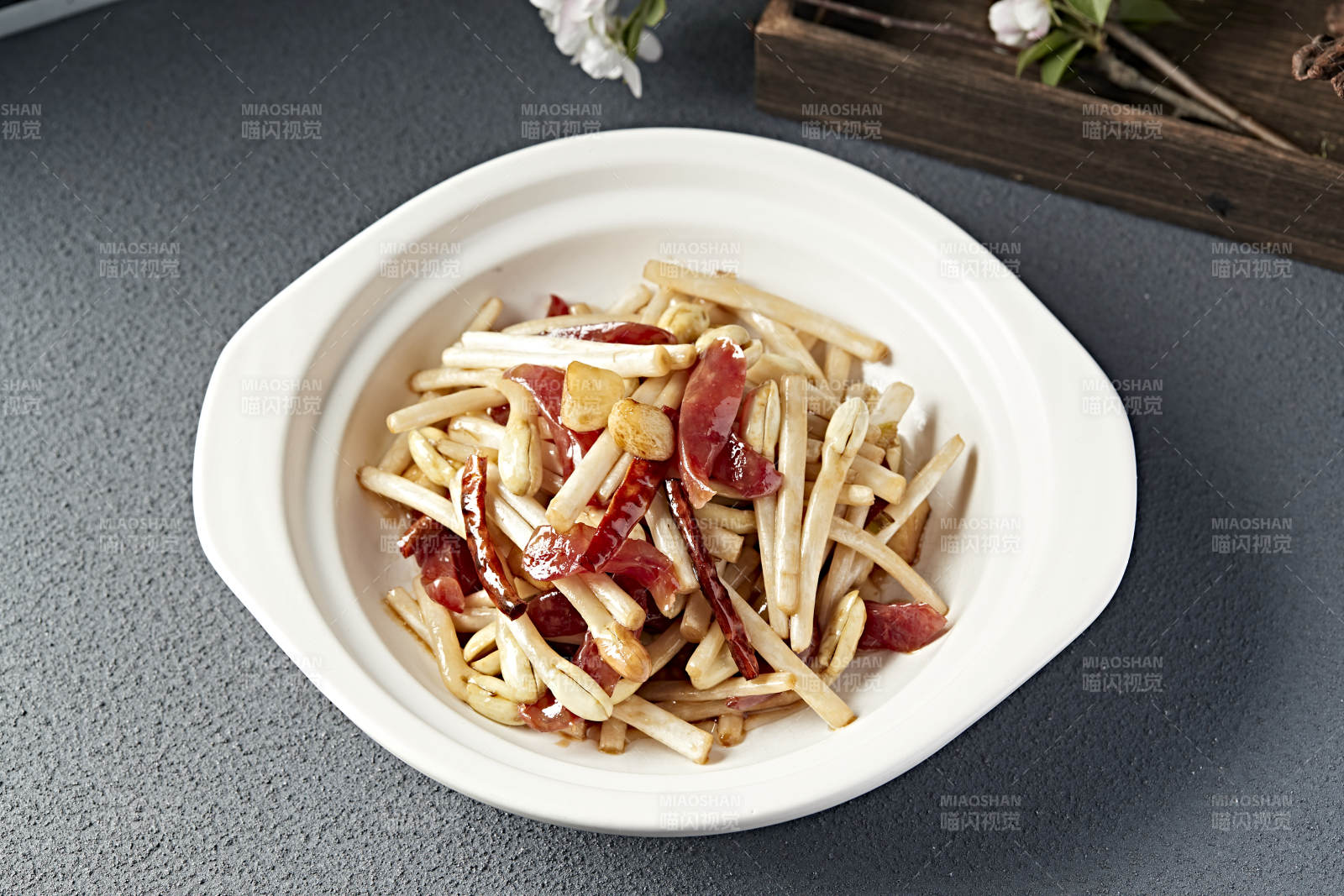 砂锅烧蒜子花生芽港式香肠片