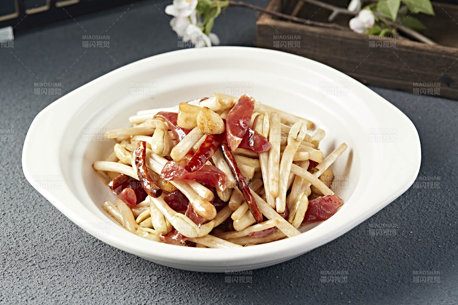 砂锅烧蒜子花生芽港式香肠片