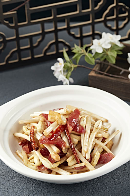 砂锅烧蒜子花生芽港式香肠片