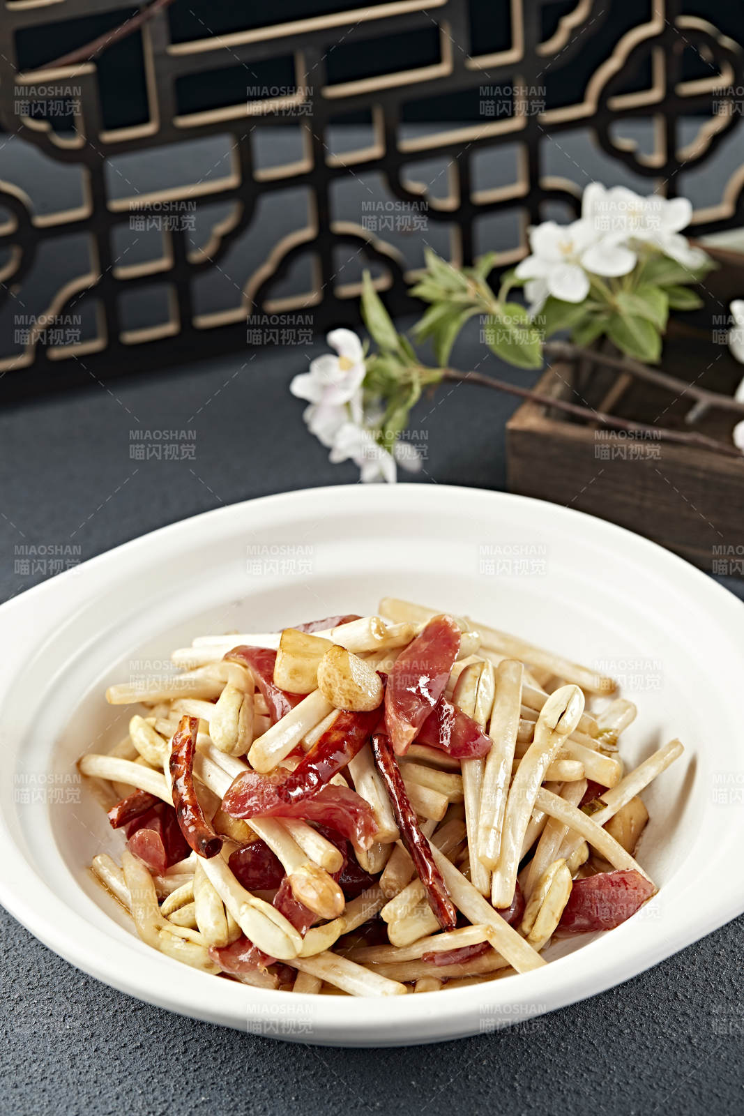 砂锅烧蒜子花生芽港式香肠片