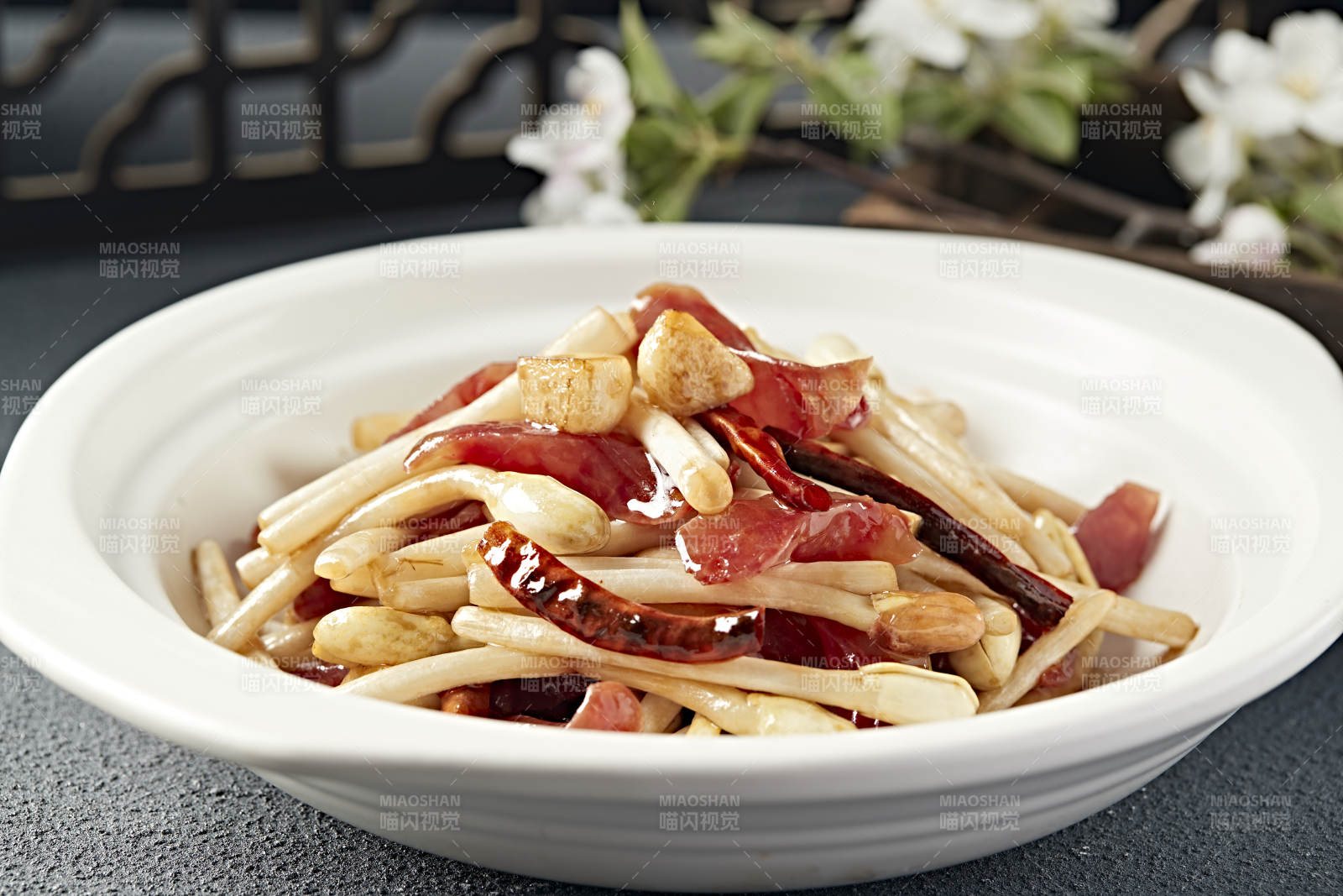 砂锅烧蒜子花生芽港式香肠片