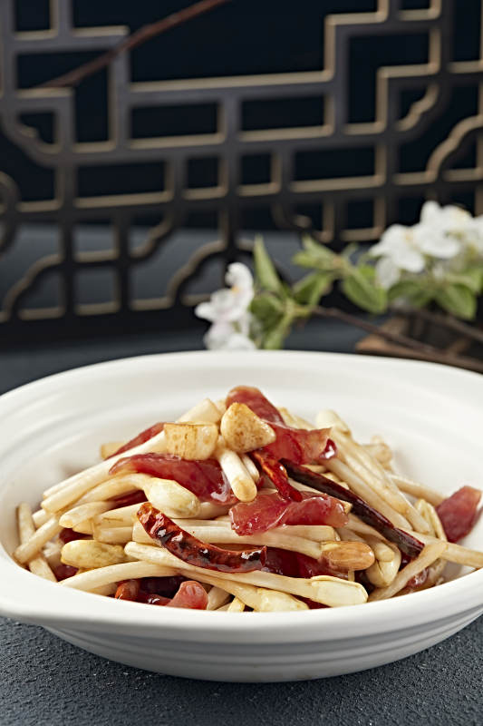 砂锅烧蒜子花生芽港式香肠片