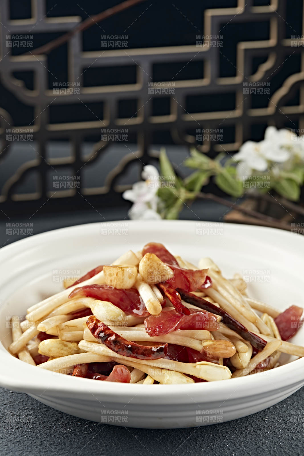 砂锅烧蒜子花生芽港式香肠片