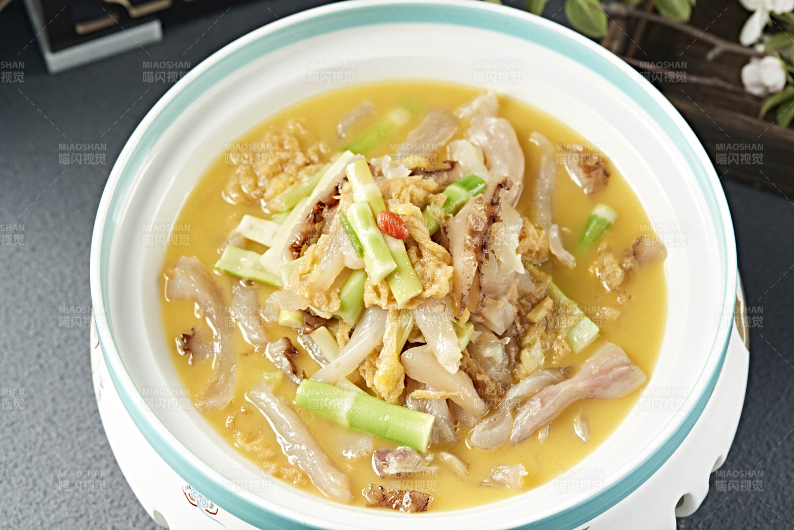 酸菜嫩笋烩蹄筋