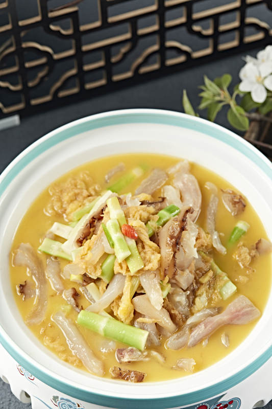 酸菜嫩笋烩蹄筋