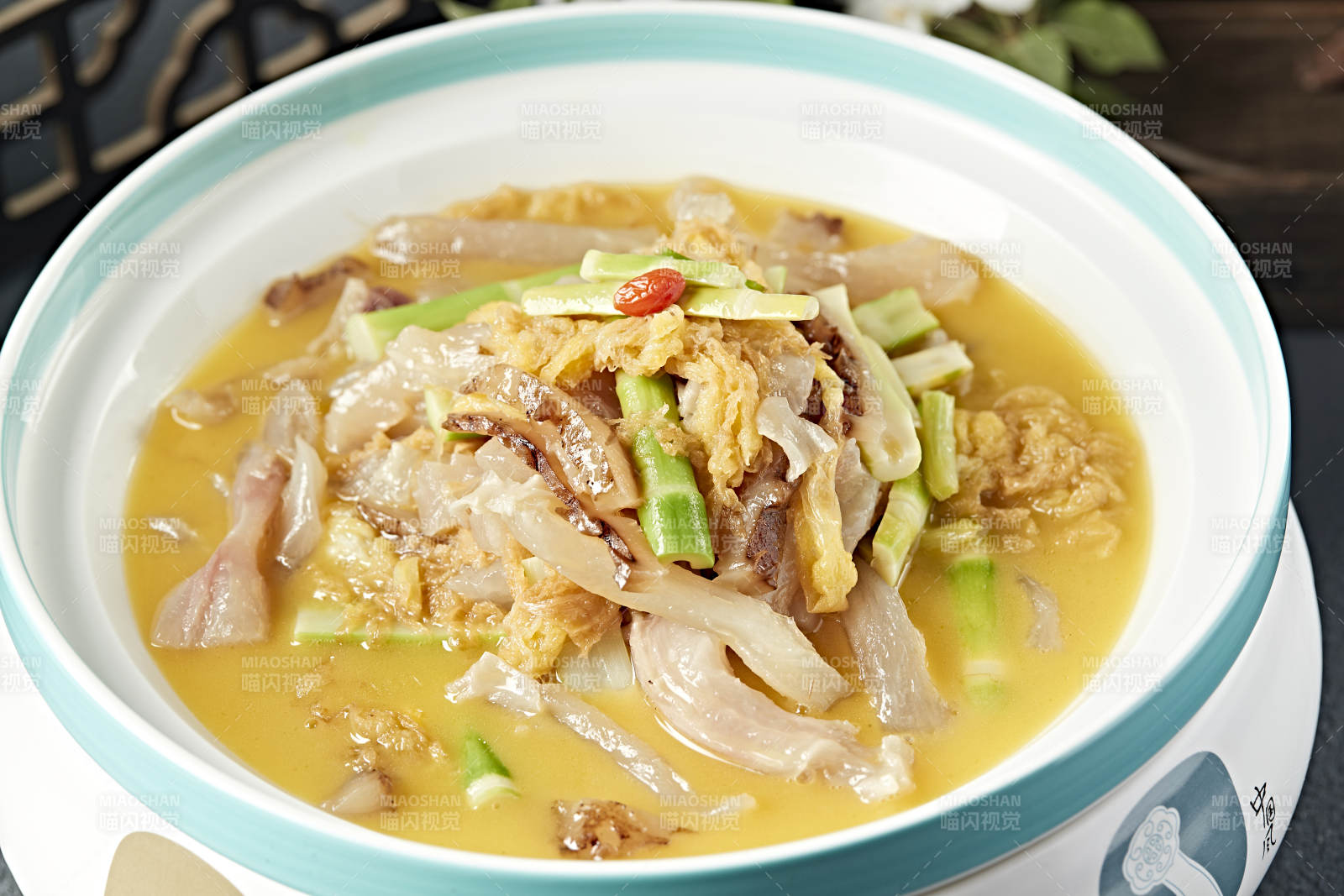 酸菜嫩笋烩蹄筋