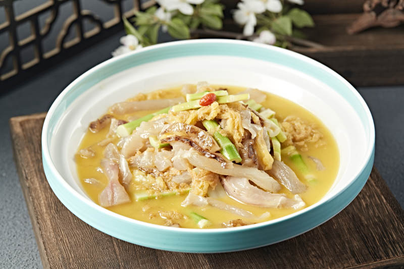 酸菜嫩笋烩蹄筋