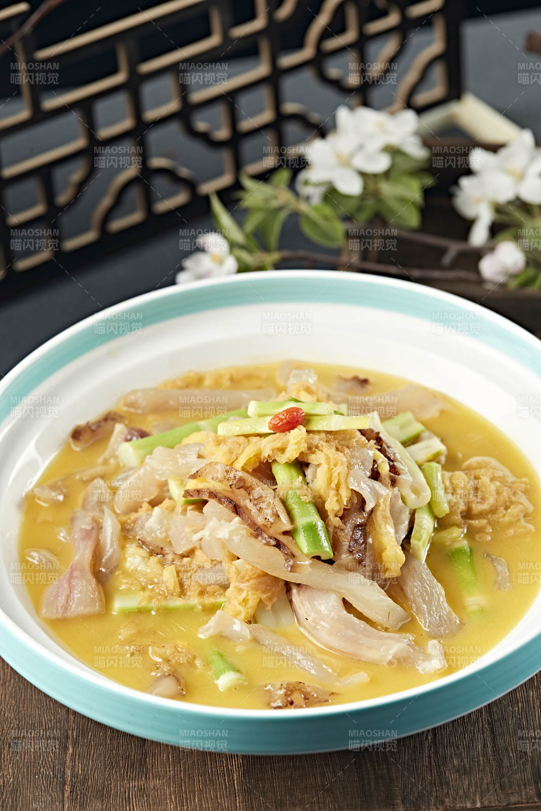 酸菜嫩笋烩蹄筋