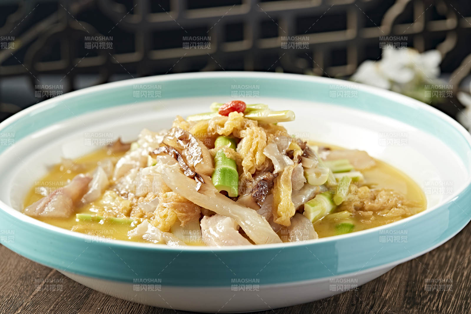 酸菜嫩笋烩蹄筋