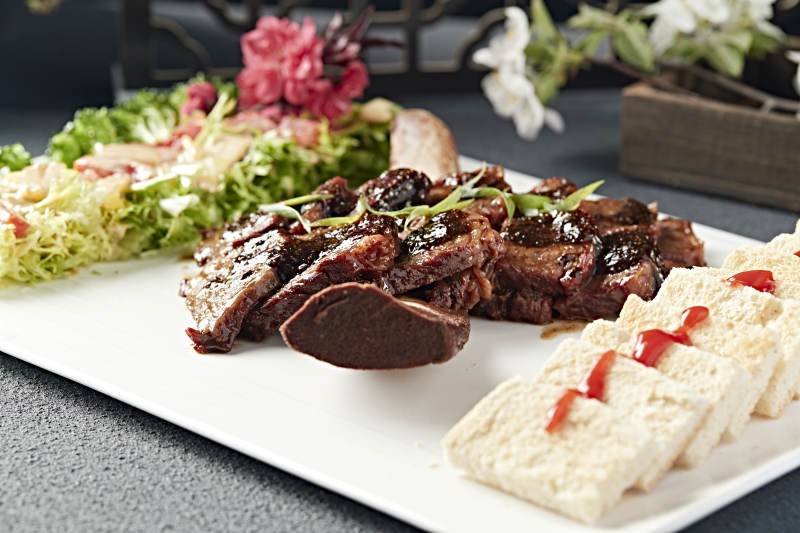 黑椒脱骨小牛排配时蔬沙拉烤馍片