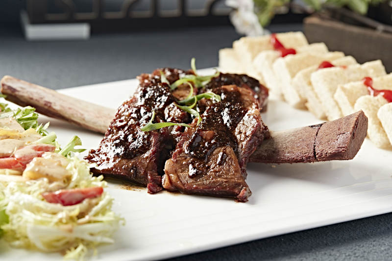 黑椒脱骨小牛排配时蔬沙拉烤馍片