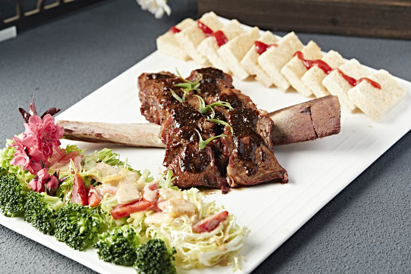 黑椒脱骨小牛排配时蔬沙拉烤馍片