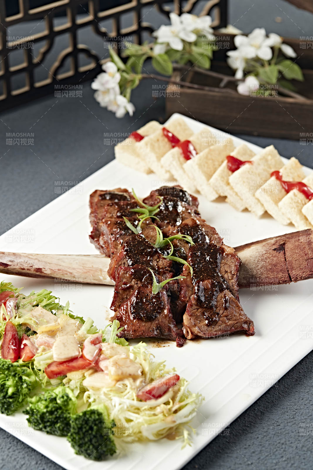 黑椒脱骨小牛排配时蔬沙拉烤馍片
