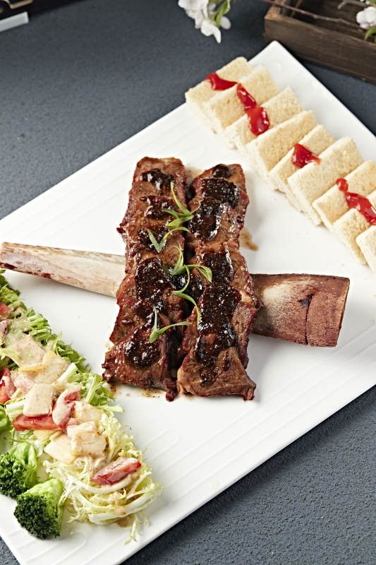 黑椒脱骨小牛排配时蔬沙拉烤馍片