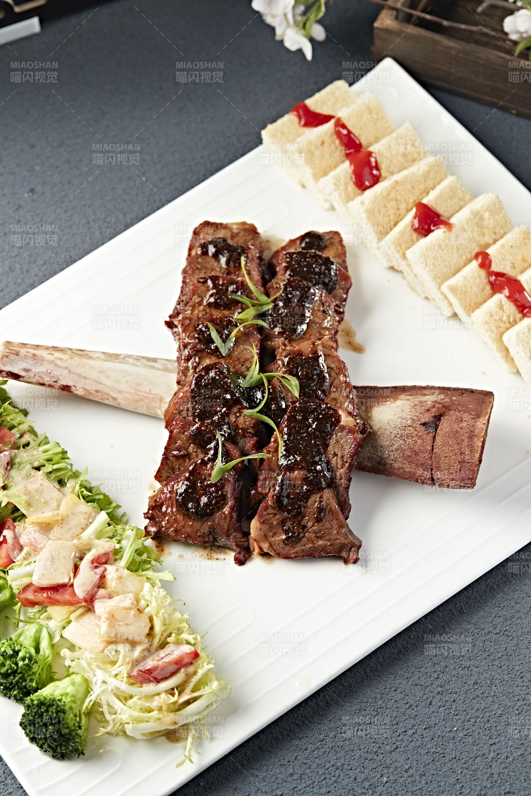 黑椒脱骨小牛排配时蔬沙拉烤馍片