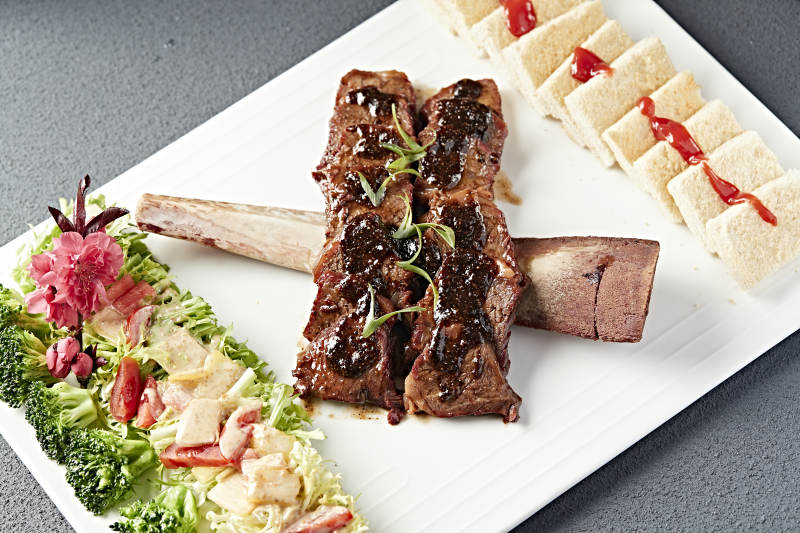 黑椒脱骨小牛排配时蔬沙拉烤馍片