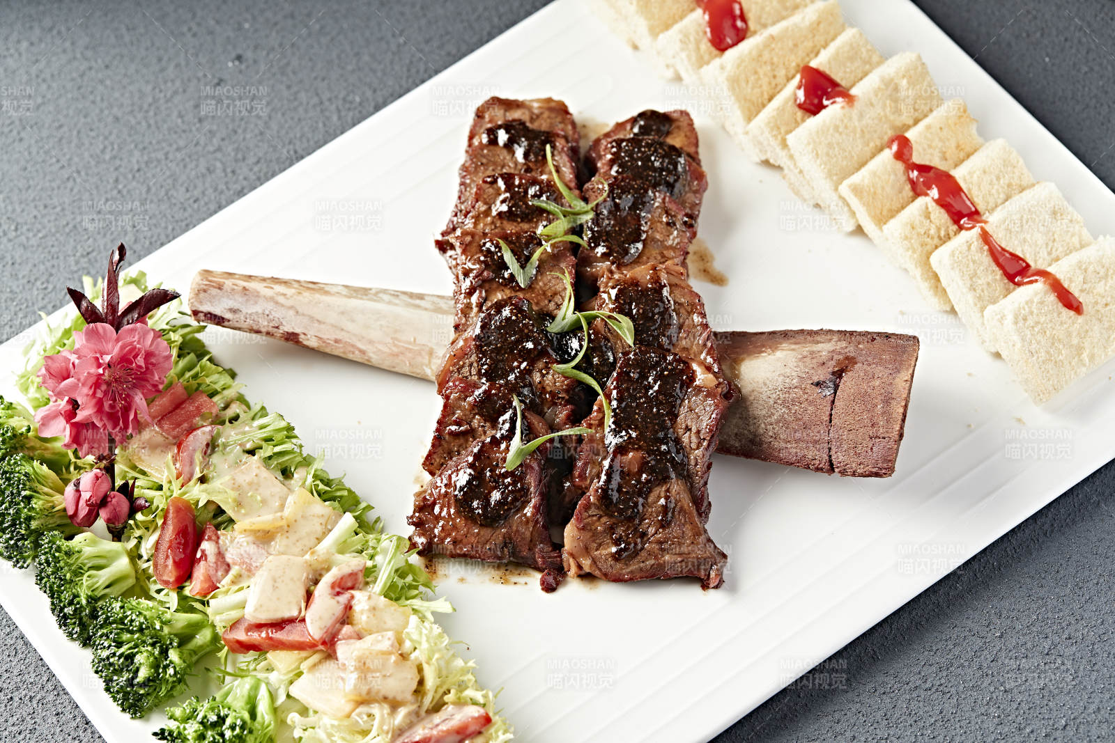 黑椒脱骨小牛排配时蔬沙拉烤馍片
