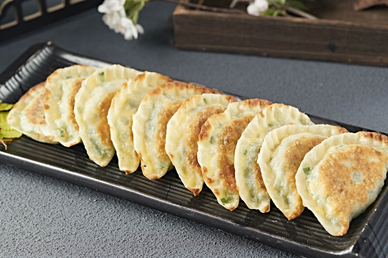 傳統面食小吃油煎韭菜盒子