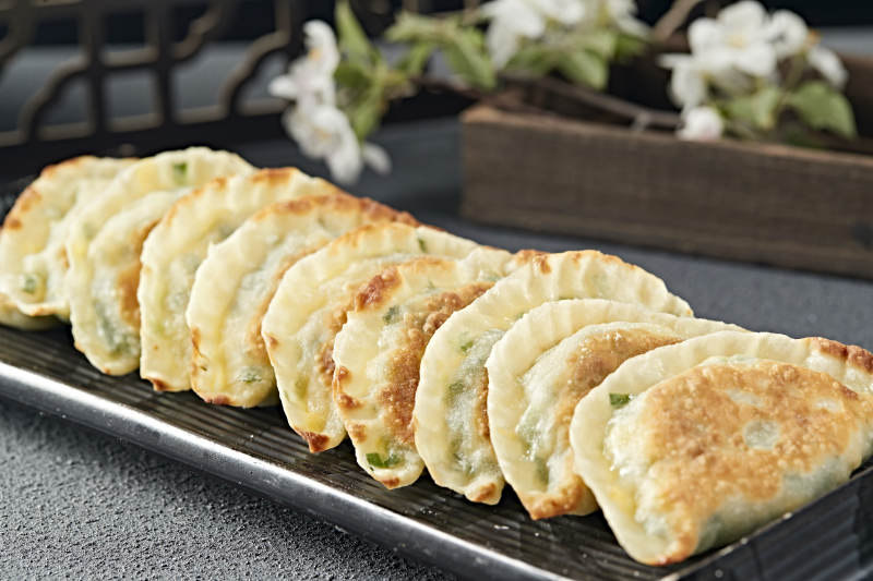 傳統面食小吃油煎韭菜盒子