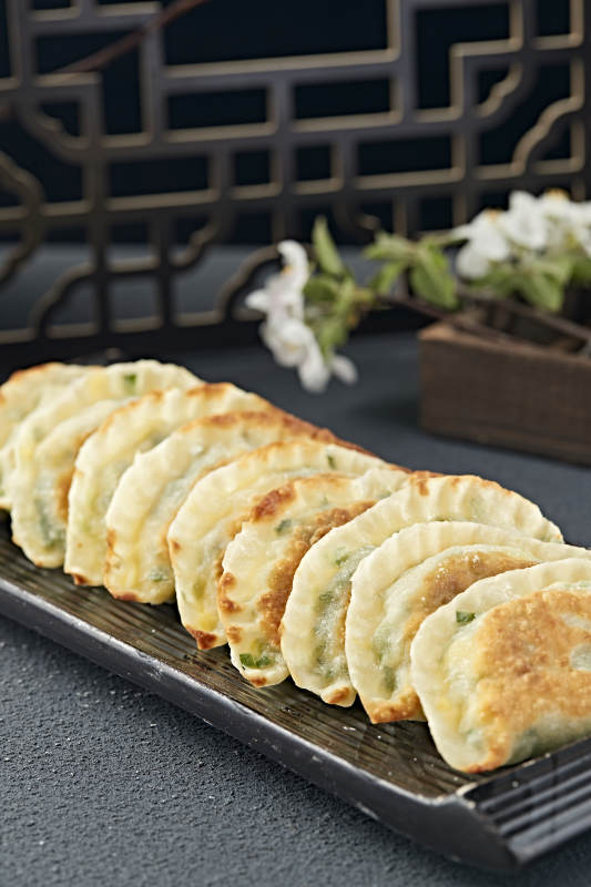 傳統面食小吃油煎韭菜盒子