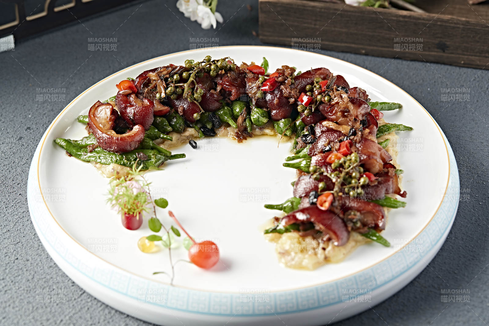 香辣土豆泥烧椒配香炸猪蹄花-摄影图