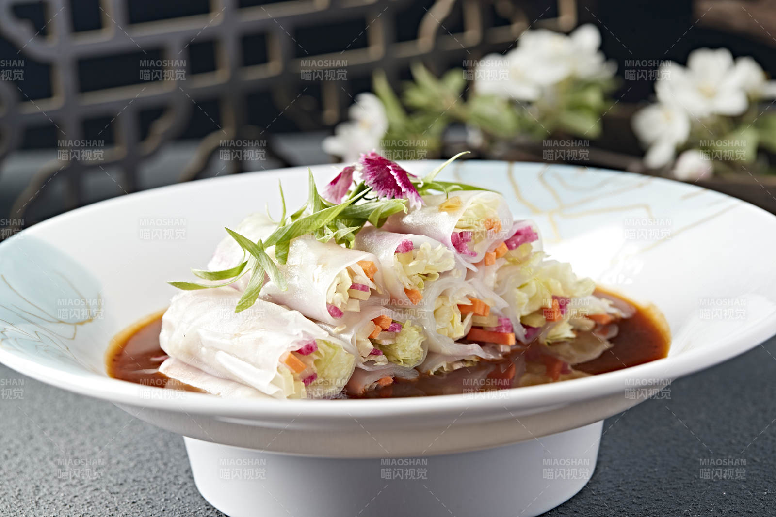 捞汁蔬菜肠粉卷-摄影图