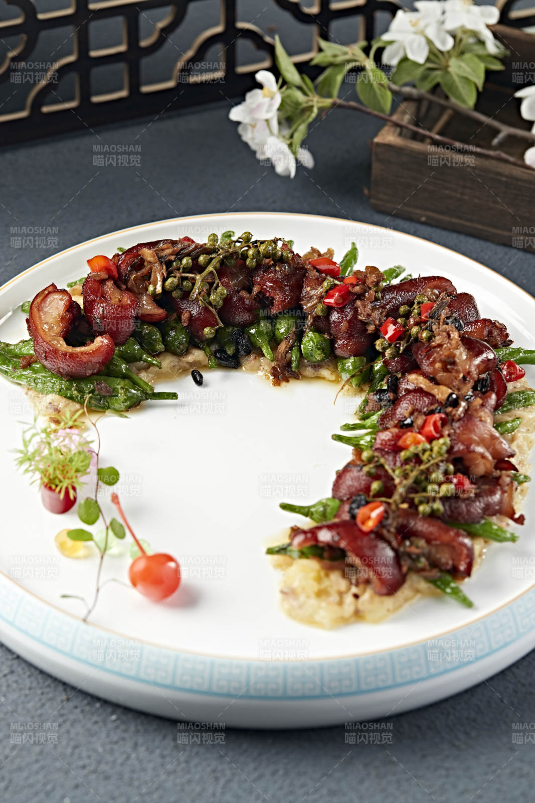 香辣土豆泥烧椒配香炸猪蹄花-摄影图