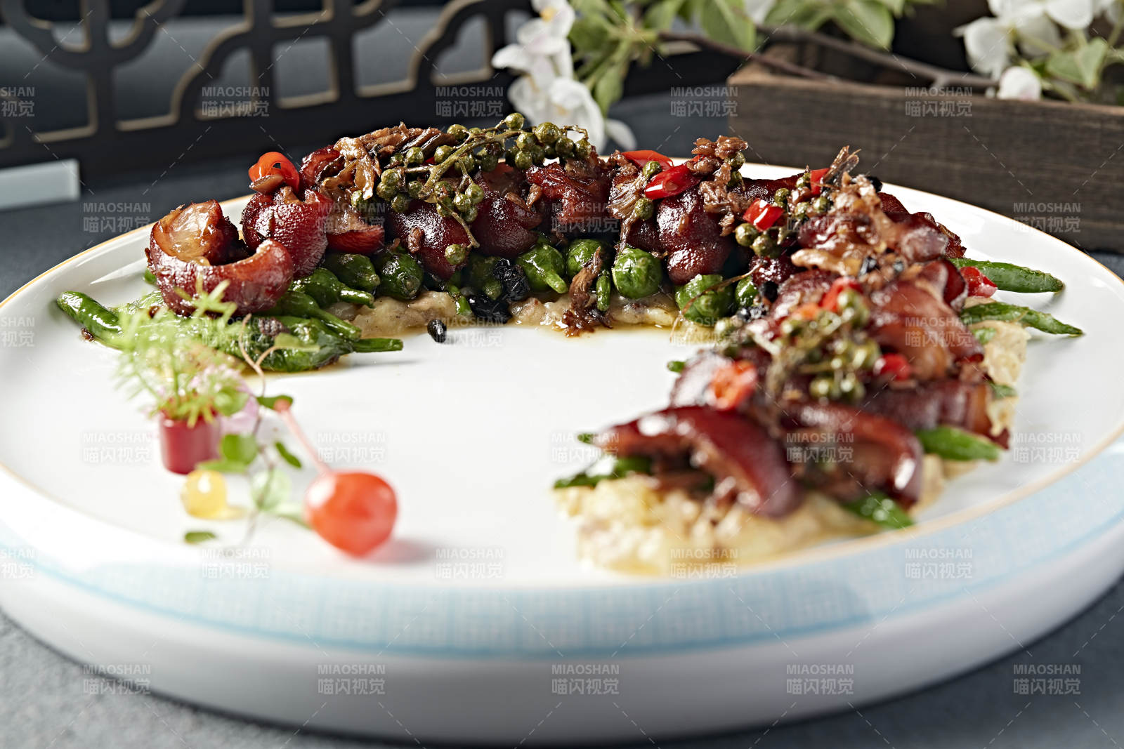 香辣土豆泥烧椒配香炸猪蹄花-摄影图