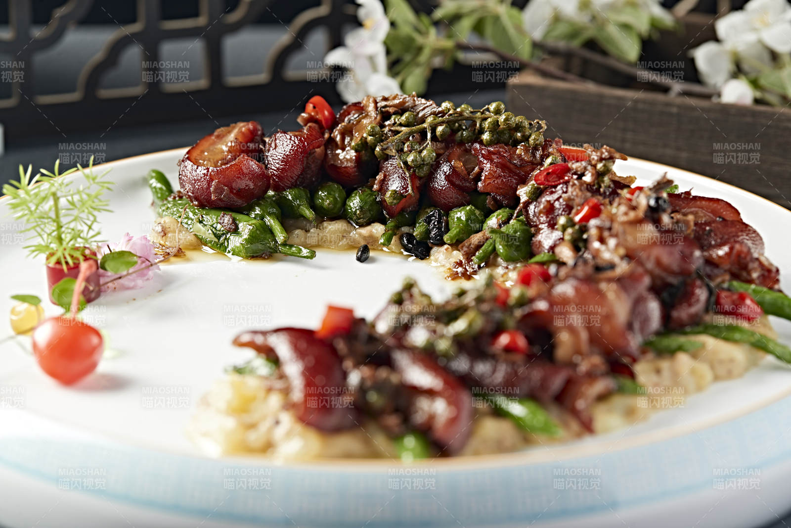 香辣土豆泥烧椒配香炸猪蹄花-摄影图