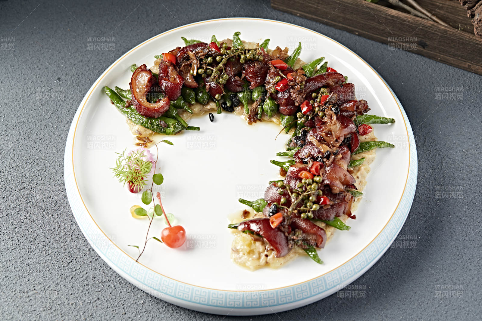 香辣土豆泥烧椒配香炸猪蹄花-摄影图