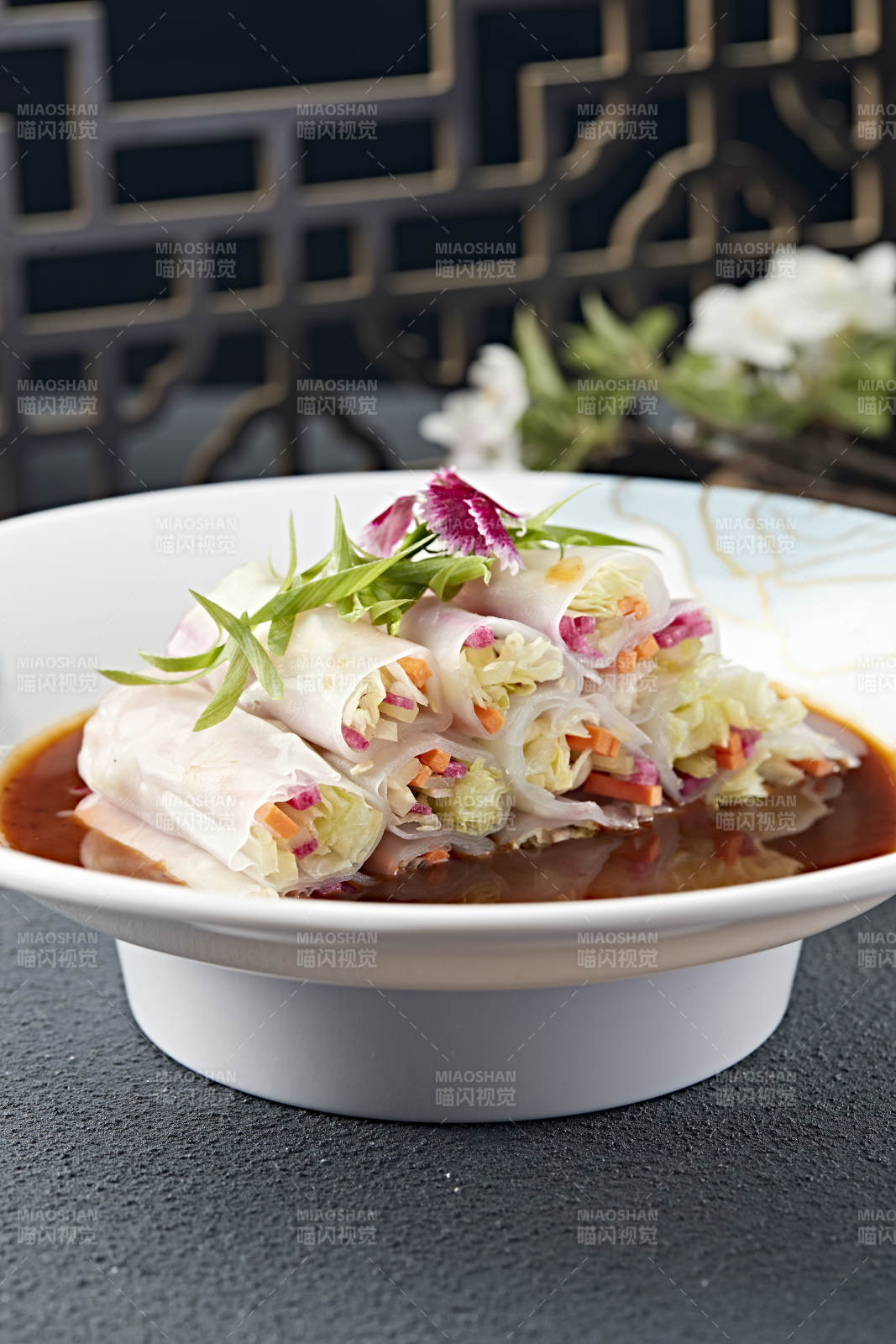 捞汁蔬菜肠粉卷-摄影图