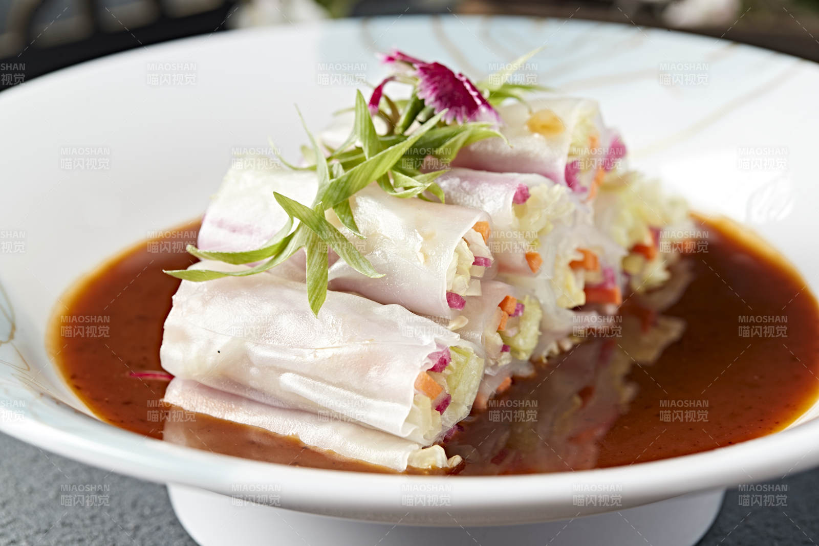 捞汁蔬菜肠粉卷-摄影图